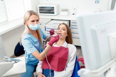 Diş hekimi, diş kontrolü, diş kontrolü, diş bakımı, diş muayenesi, dişleri iyileştiren profesyonel doktor, sağlıklı dişler.