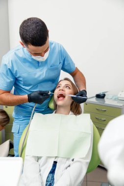 Diş sağlığı, diş sağlığı, diş sağlığı kliniği, diş hekimi teşhisi, sağlıklı gülümseme, sağlık ve sağlık sigortası, profesyonel aletleri kullanan dişçi, diş tedavisi, danışma