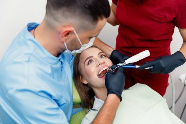 Diş sağlığı, diş sağlığı, diş sağlığı kliniği, diş hekimi teşhisi, sağlıklı gülümseme, sağlık ve sağlık sigortası, profesyonel aletleri kullanan dişçi, diş tedavisi, danışma