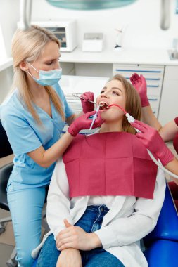 dişçi konsepti, diş hekimi, stomatoloji dolabı, diş aletleri, muayene hastası, diş tedavisi, profesyonel ortodonti kliniği