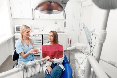 dişçi hastası, profesyonel stomatoloji, diş muayenesi, muayene hastası, hastane ofisi, diş sağlığı