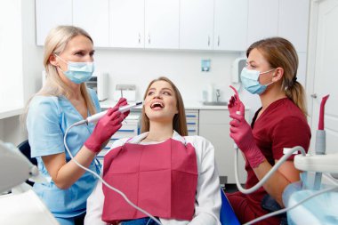 Diş beyazlatma, diş kontrolü, diş muayenesi, hastaların dişleri, hastane ofisi, diş sağlığı sigortası.