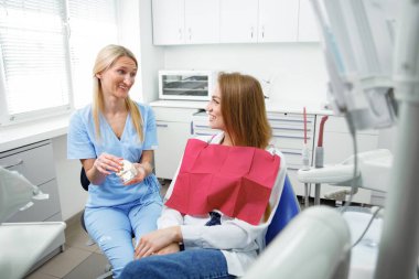 Diş prosedürü, hasta yalanı, dişçi kontrolü, gülümseyen hasta, hastane ofisi, ağız bakımı, diş sağlığı