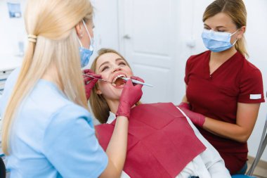 Diş tedavisi, danışmanlık, diş kontrolü, diş hekimi konsepti, ağız bakımı, sağlık kontrolü, dişçi muayenesi, sağlıklı gülümseme.