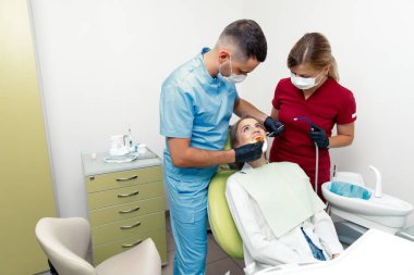 Diş sağlığı, diş sağlığı, diş sağlığı kliniği, diş hekimi teşhisi, sağlıklı gülümseme, sağlık ve sağlık sigortası, profesyonel aletleri kullanan dişçi, diş tedavisi, danışma