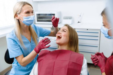 Diş beyazlatma, diş kontrolü, diş muayenesi, hastaların dişleri, hastane ofisi, diş sağlığı sigortası.