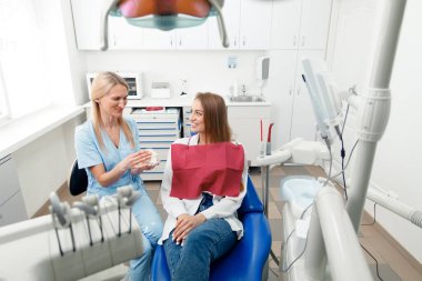 Diş hekimi, diş kontrolü, diş kontrolü, diş bakımı, diş muayenesi, dişleri iyileştiren profesyonel doktor, sağlıklı dişler.