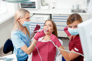 Diş muayenesi, diş kontrolü, diş muayenesi, tıbbi prosedür, gülümseyen hasta, ağız hijyeni.