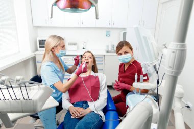 Diş prosedürü, hasta yalanı, dişçi kontrolü, gülümseyen hasta, hastane ofisi, ağız bakımı, diş sağlığı