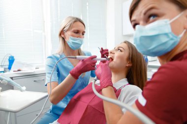 Diş muayenesi, diş kontrolü, diş muayenesi, tıbbi prosedür, gülümseyen hasta, ağız hijyeni.