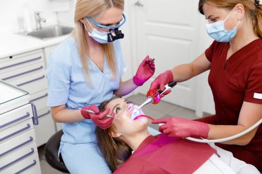 dişçi konsepti, diş hekimi, stomatoloji dolabı, diş aletleri, muayene hastası, diş tedavisi, profesyonel ortodonti kliniği