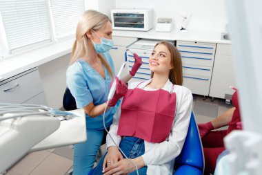 dişçi konsepti, diş hekimi, stomatoloji dolabı, diş aletleri, muayene hastası, diş tedavisi, profesyonel ortodonti kliniği