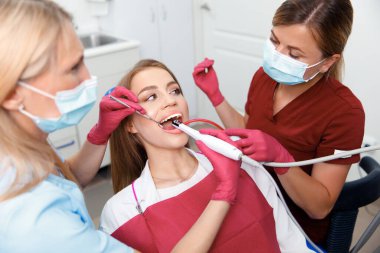 Diş hekimi, diş kontrolü, diş kontrolü, diş bakımı, diş muayenesi, dişleri iyileştiren profesyonel doktor, sağlıklı dişler.