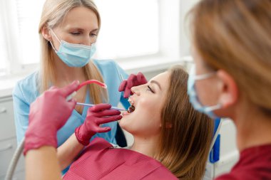 Diş muayenesi, diş muayenesi, diş muayenesi, diş aletleri, muayene hastası, diş kontrolü, dişçi muayenesi, dişleri iyileştiren profesyonel doktor, sağlıklı gülümseme.