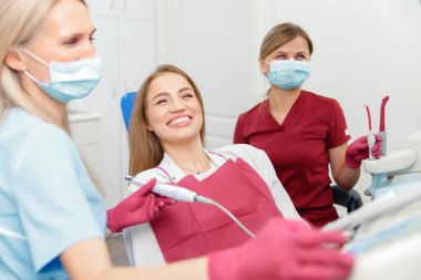 Diş hekimi, diş kontrolü, diş kontrolü, diş bakımı, diş muayenesi, dişleri iyileştiren profesyonel doktor, sağlıklı dişler.