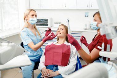 Diş prosedürü, hasta yalanı, dişçi kontrolü, gülümseyen hasta, hastane ofisi, ağız bakımı, diş sağlığı