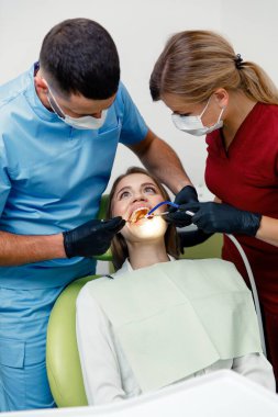 Diş hekimi, diş kontrolü, diş kontrolü, diş bakımı, diş muayenesi, dişleri iyileştiren profesyonel doktor, sağlıklı dişler.
