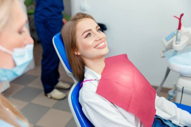 dişçi hastası, profesyonel stomatoloji, diş muayenesi, muayene hastası, hastane ofisi, diş sağlığı