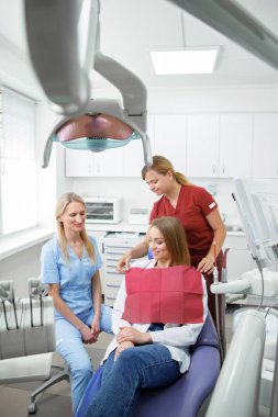 Diş muayenesi, diş muayenesi, diş muayenesi, diş aletleri, muayene hastası, diş kontrolü, dişçi muayenesi, dişleri iyileştiren profesyonel doktor, sağlıklı gülümseme.