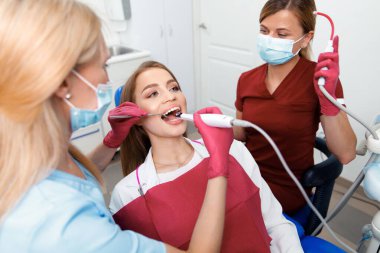 Diş beyazlatma, diş kontrolü, diş muayenesi, hastaların dişleri, hastane ofisi, diş sağlığı sigortası.
