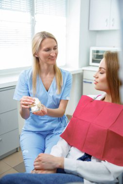 Diş beyazlatma, diş kontrolü, diş muayenesi, hastaların dişleri, hastane ofisi, diş sağlığı sigortası.