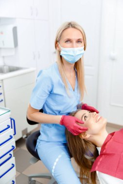 Yüz eklemleri, doktor muayenesi, kontrol dişçi ofisi, diş hekimliği kliniği, diş aletleri.