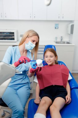 Çocuk diş hekimliği, gülümseyen diş hekimi, pediatrik diş hekimi, sağlıklı gülümseme, çocuk muayenesi dişçi, stomatoloji dolabı, diş sağlığı kliniği.