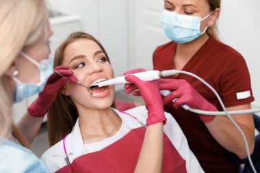 dişçi konsepti, diş hekimi, stomatoloji dolabı, diş aletleri, muayene hastası, diş tedavisi, profesyonel ortodonti kliniği