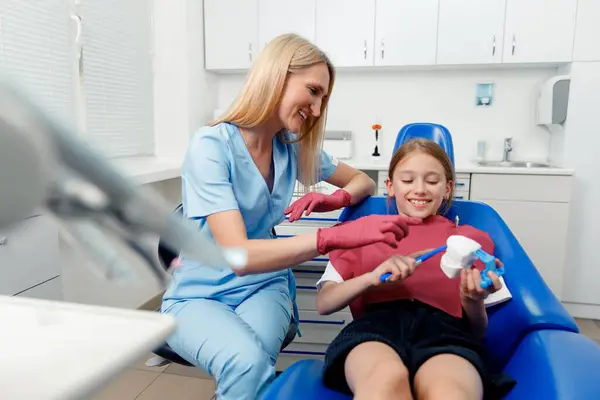 Pediatrik dişçi, diş temizliği, sağlıklı dişler, diş bakımı çocukları, diş hekimi konsepti, ağız bakımı, diş sağlığı