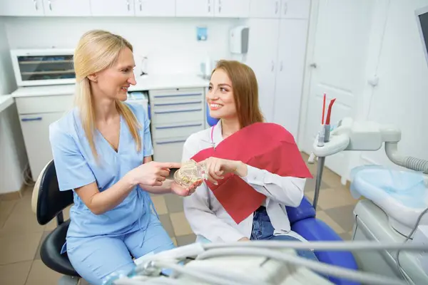 Diş muayenesi, diş muayenesi, diş muayenesi, diş aletleri, muayene hastası, diş kontrolü, dişçi muayenesi, dişleri iyileştiren profesyonel doktor, sağlıklı gülümseme.