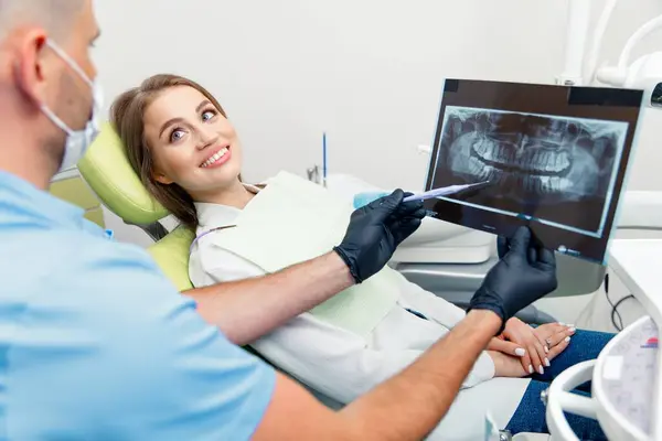 Röntgen dişçisi, gülümseyen dişçi, röntgen dişçisi, erkek doktor muayenesi, dişçi muayenesi, diş hekimliği merkezi, danışmanlık kliniği.