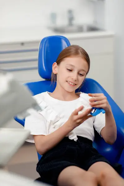 Çocuk hasta diş hekimi, kız dişleri, diş bakımı, çocuk dişçiliği, dişçi randevusu.