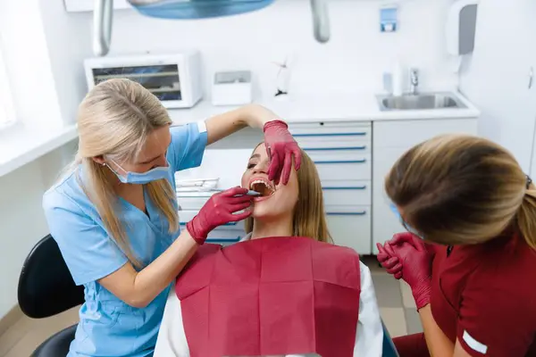 Diş muayenesi, beyazlatıcı diş hekimliği, dişçi muayenehanesi, diş hekimi koltuğu, diş hekimi uzmanı.