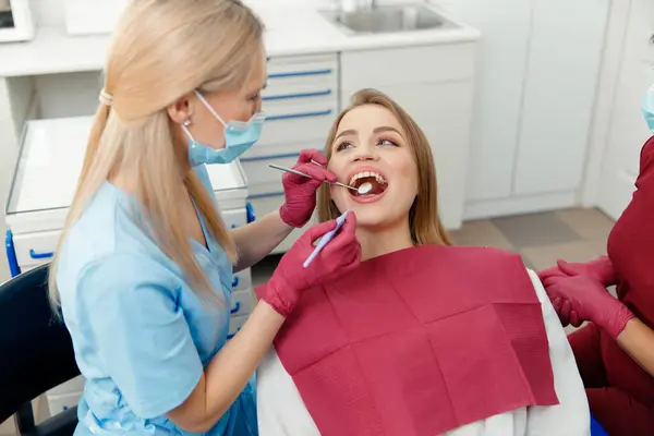 Diş beyazlatma, diş kontrolü, diş muayenesi, hastaların dişleri, hastane ofisi, diş sağlığı sigortası.