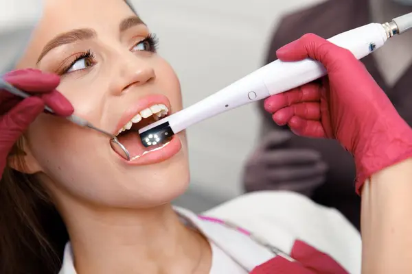 Diş beyazlatma, diş kontrolü, diş muayenesi, hastaların dişleri, hastane ofisi, diş sağlığı sigortası.