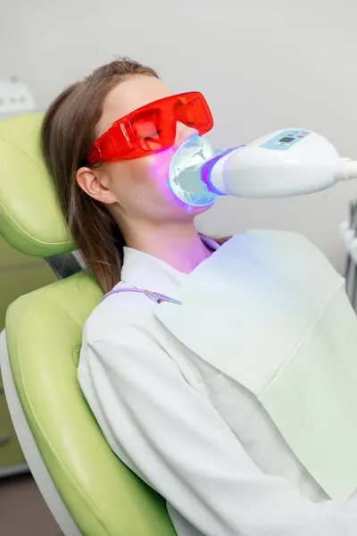 Doktor dişçi, dişçilik kliniği, diş beyazlatma, diş sağlığı, dişçi muayenesi, beyazlatma prosedürü uzmanlığı