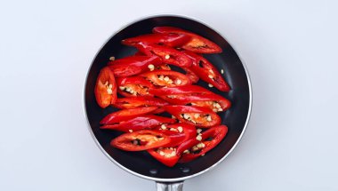 Üst manzara, kızarmış tavada doğranmış kırmızı biber.