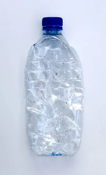 Frasco Plástico Azul Amassado Isolado Branco — Fotografia de Stock