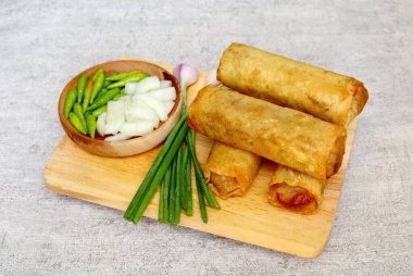 Lezzetli Lumpia veya Lunpia, Semarang, Central Java, Endonezya 'dan geleneksel bir aperatif..