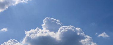 Bulutlu güzel mavi gökyüzü arkaplanı