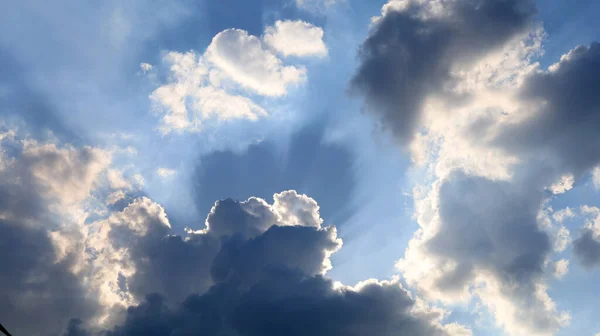 Bulutlu güzel mavi gökyüzü arkaplanı