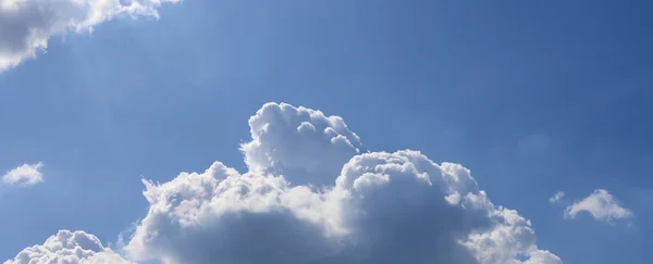 Bulutlu güzel mavi gökyüzü arkaplanı