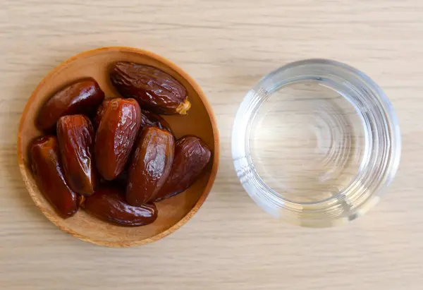 Ramadán Iftar Élelmiszer Dátum Gyümölcsök Üveg Víz Asztalon — Stock Fotó