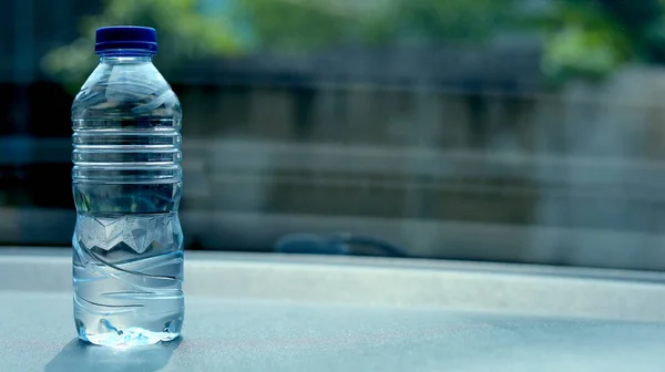 汽车仪表盘上的矿泉水 瓶装水在车里放了很长时间了 — 图库照片