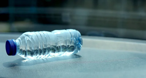 Ένα Μπουκάλι Μεταλλικό Νερό Στο Ταμπλό Του Αυτοκινήτου Εμφιαλωμένο Νερό — Φωτογραφία Αρχείου