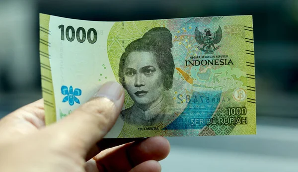 Homem Indonésio Mão Segurando Dinheiro Rupias Moeda Indonésia Dinheiro Mão — Fotografia de Stock