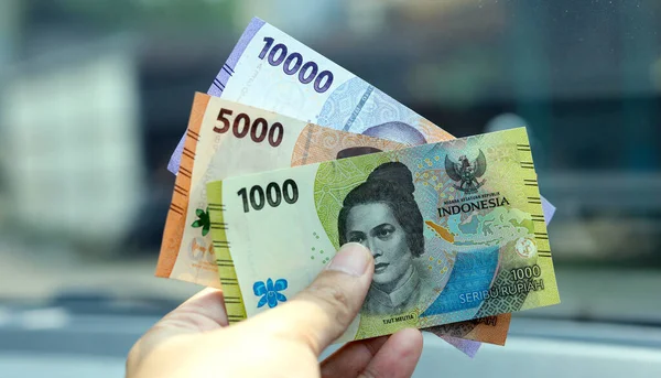 Indonezyjczyk Trzymający Rupię Waluta Indonezyjska Gotówka Ręku Koncepcja Widok Bliska — Zdjęcie stockowe