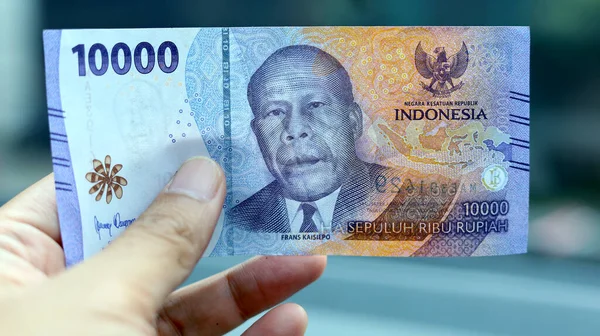 Indonesisk Man Som Håller Rupiah Pengar Indonesisk Valuta Kontanter Handen — Stockfoto