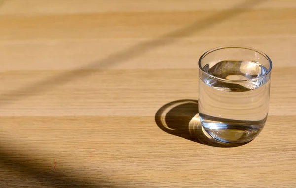 Egy Pohár Víz Asztal Tetején Pohár Édesvízzel Asztalon Napfény — Stock Fotó