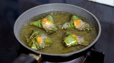 Ayam Goreng Daun Pandan, Tayland pandan tavuğu pandan yapraklarına sarılmış kızarmış tavuk..